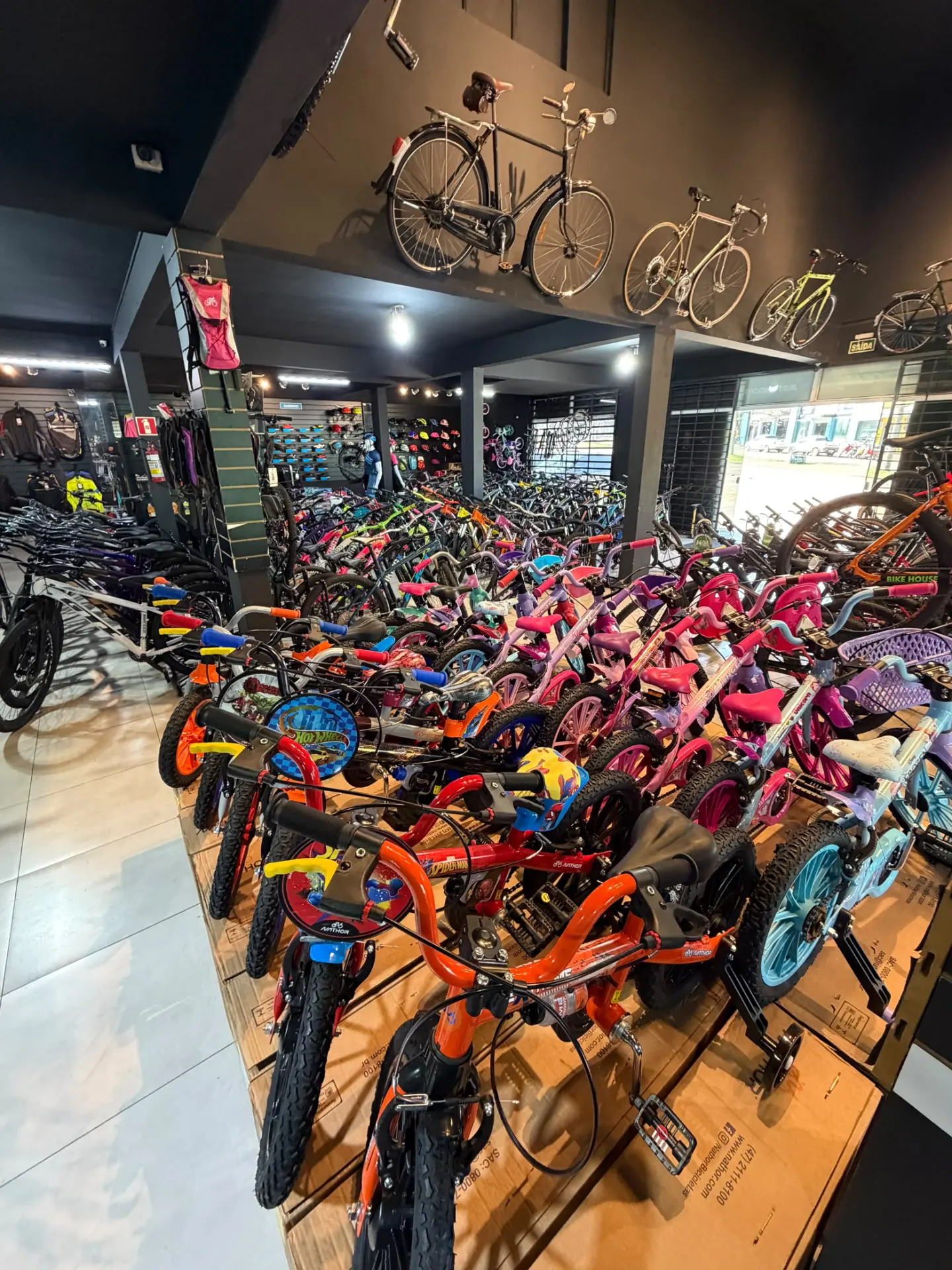 Interior da loja Bike House com bicicletas expostas