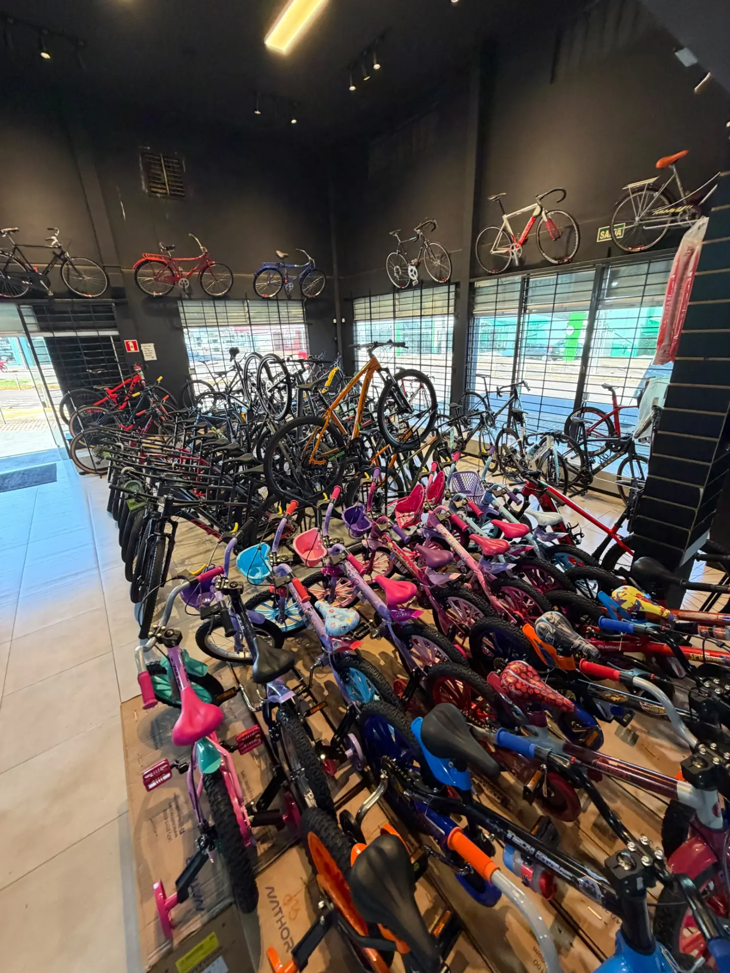 Bicicletas expostas no salão da Bike House