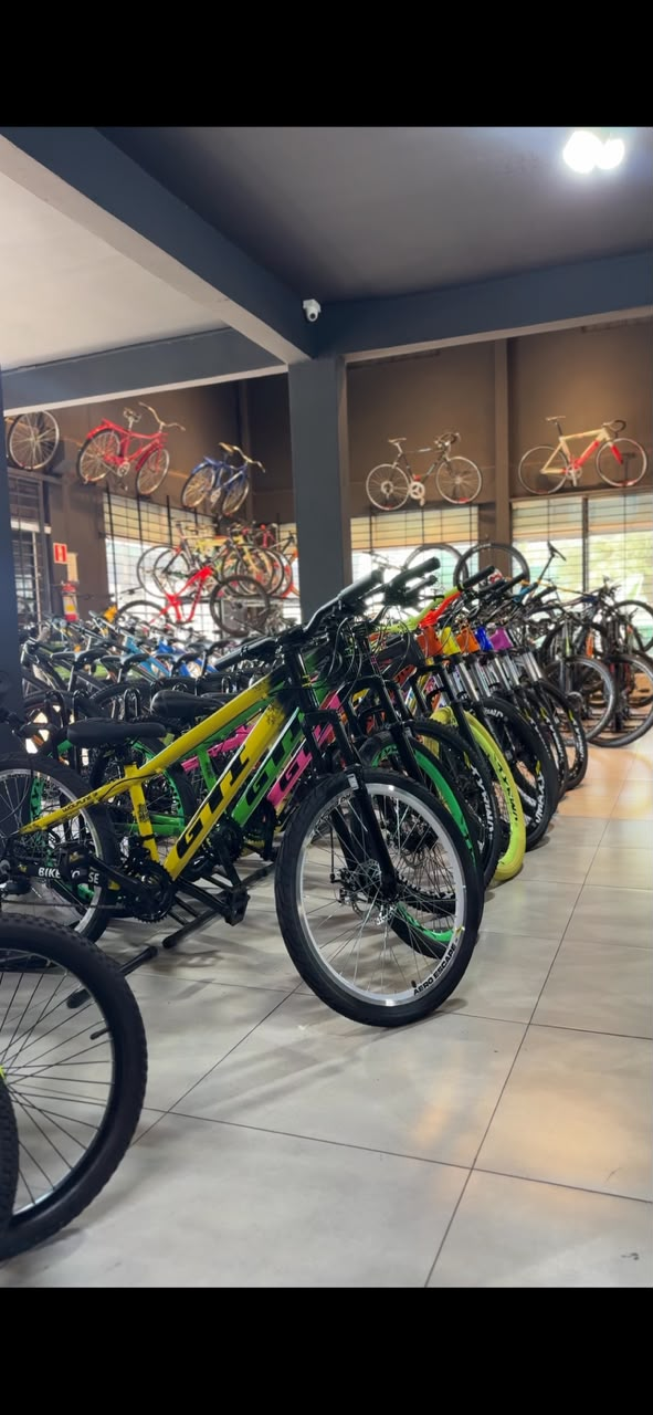 Bicicletas expostas no salão da Bike House